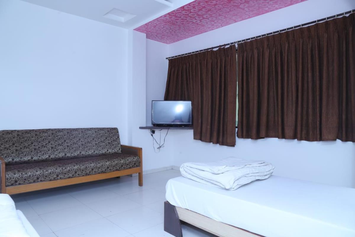 Hotel Kewal Inn Jālgaon Kültér fotó