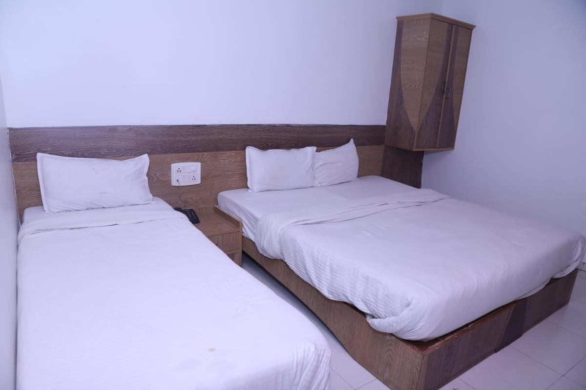 Hotel Kewal Inn Jālgaon Kültér fotó