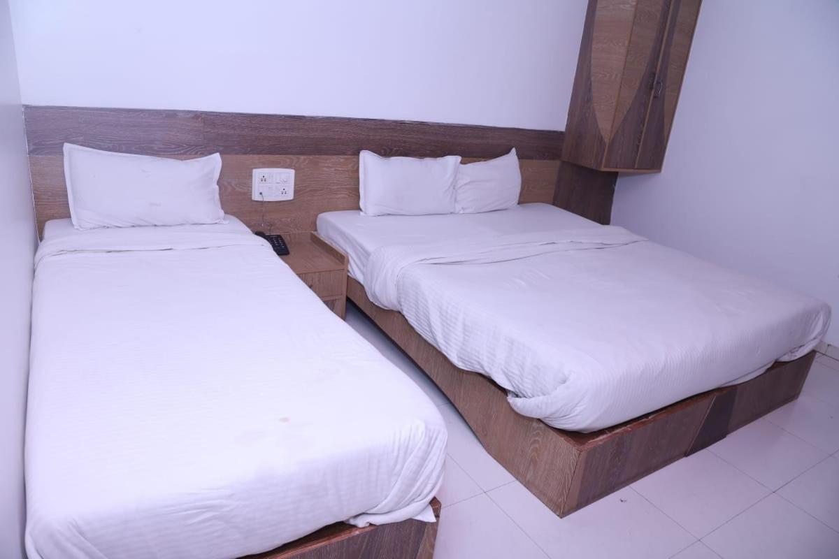 Hotel Kewal Inn Jālgaon Kültér fotó